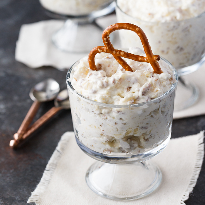 Pineapple Pretzel Fluff - Un simple dessert sucré et salé ! Une friandise crémeuse emballée avec un croquant beurré et salé.