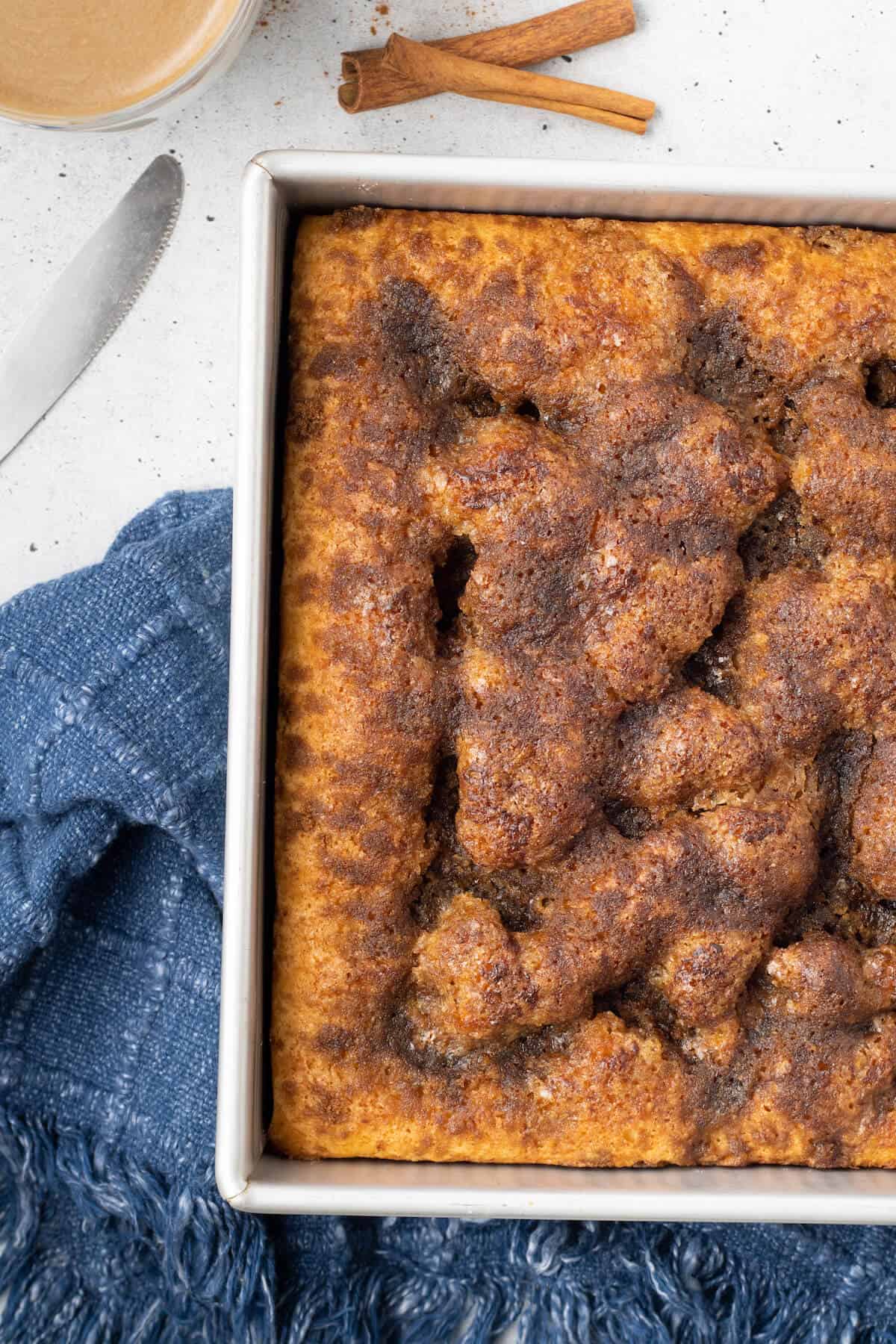 Cinnamon coffee cake in a pan.