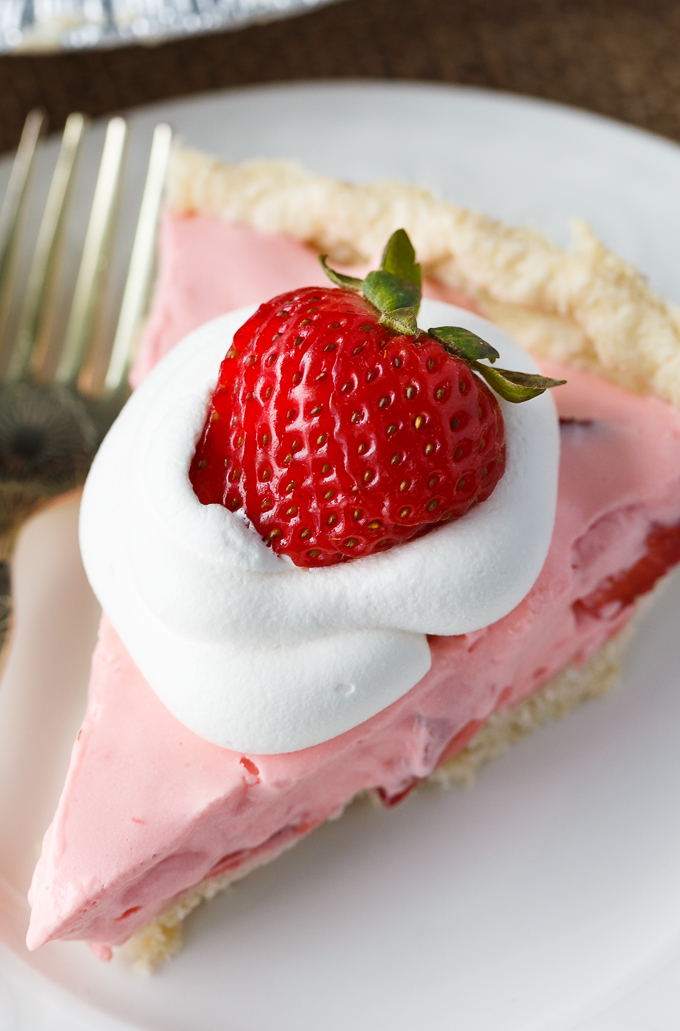 Strawberry Cream Pie - A simple summer dessert that's super fresh and fruity. Made with just six ingredients and no baking!