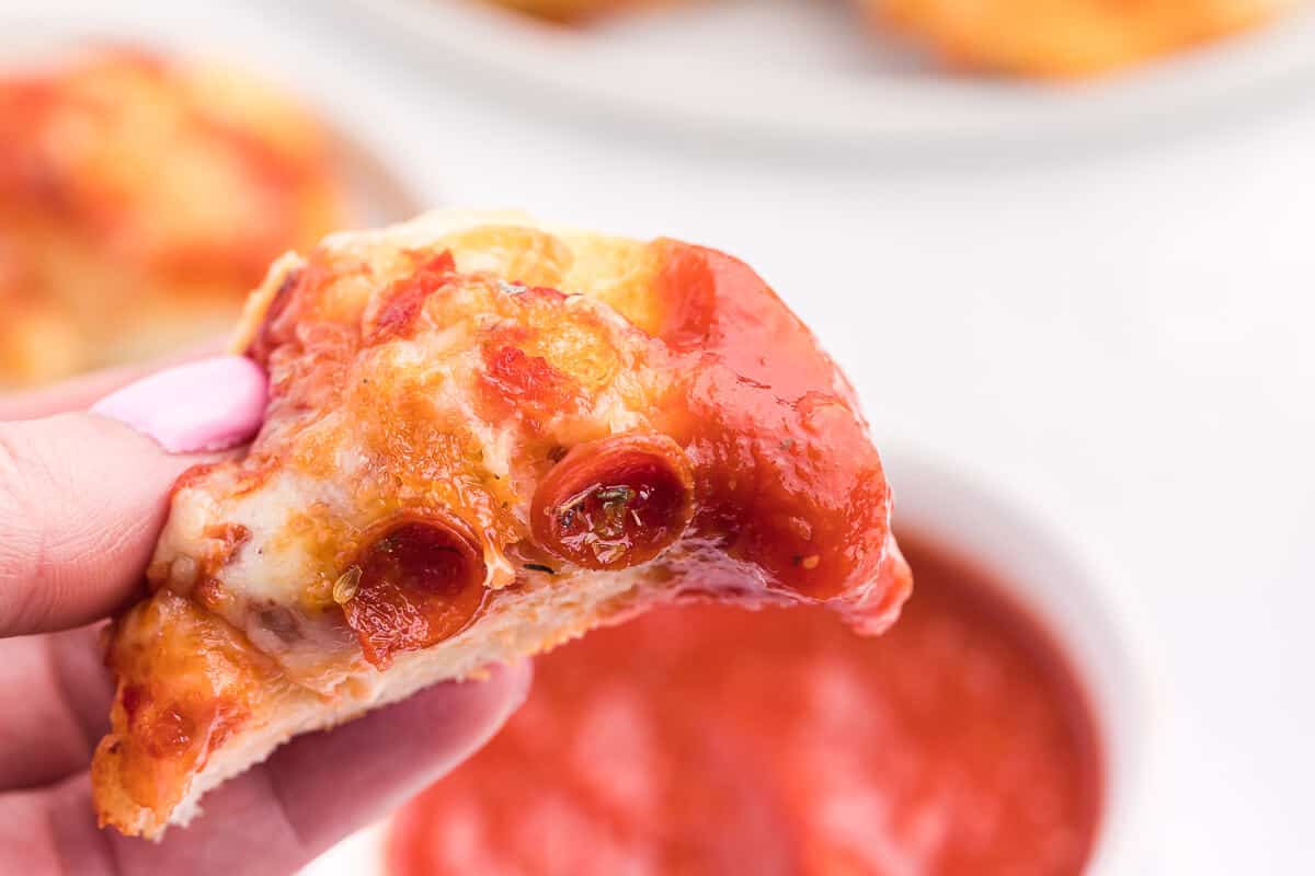 Air Fryer Pizza Buns - This simple recipe is perfect for snacking, an appetizer or for your kids' school lunch. Air fried to golden perfection, these savory buns are easy to make with refrigerated dough, pizza sauce, mozzarella cheese and pepperoni.