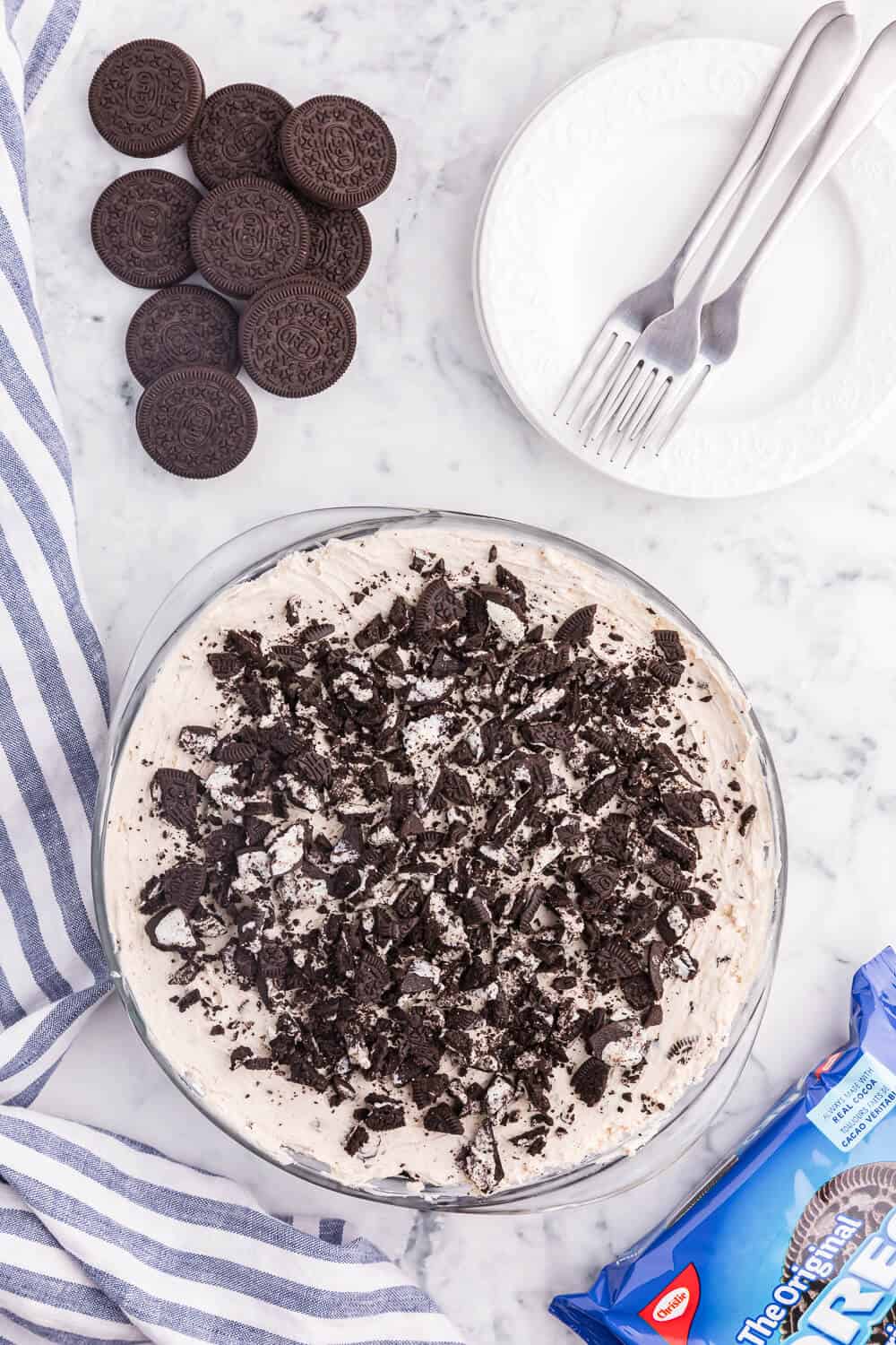 Oreo Pie Recipe - This easy no-bake pie recipe has a chocolate Oreo crust and creamy sweet filling made with Cool Whip, Oreos and cream cheese. You'll love the cookies and cream taste in very bite!