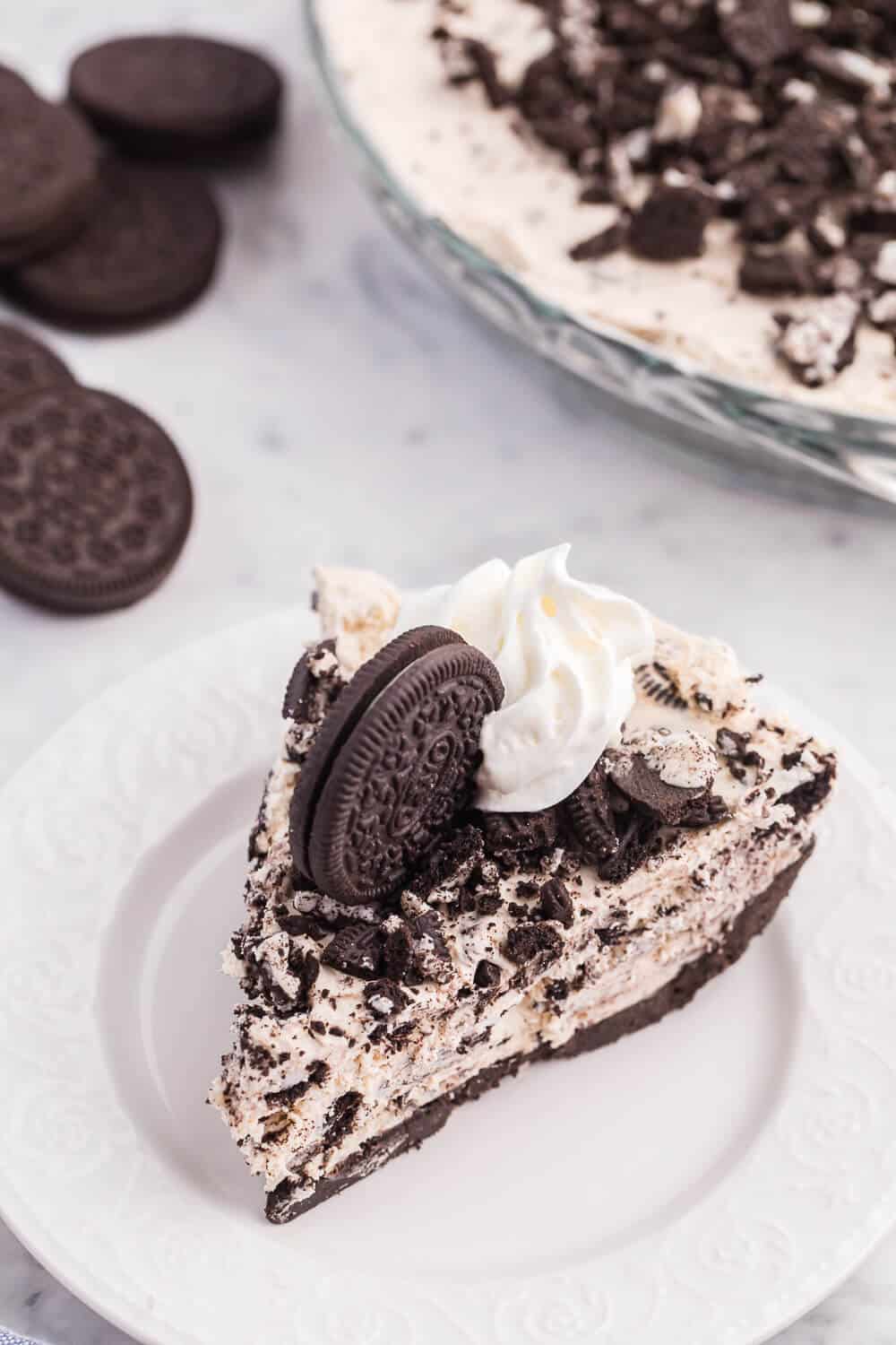 Oreo Pie Recipe - This easy no-bake pie recipe has a chocolate Oreo crust and creamy sweet filling made with Cool Whip, Oreos and cream cheese. You'll love the cookies and cream taste in very bite!