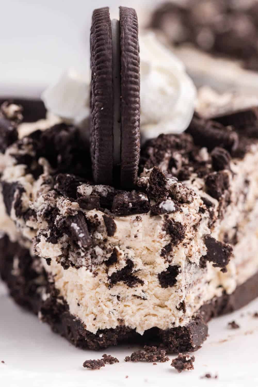 Oreo Pie Recipe - This easy no-bake pie recipe has a chocolate Oreo crust and creamy sweet filling made with Cool Whip, Oreos and cream cheese. You'll love the cookies and cream taste in very bite!