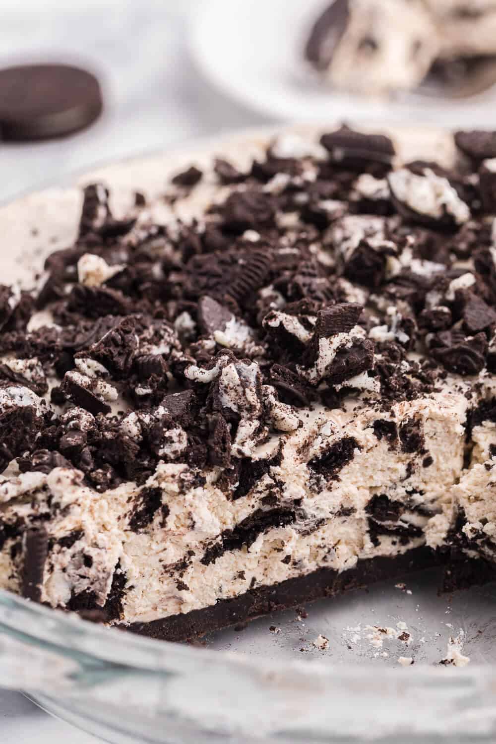 Oreo Pie Recipe - This easy no-bake pie recipe has a chocolate Oreo crust and creamy sweet filling made with Cool Whip, Oreos and cream cheese. You'll love the cookies and cream taste in very bite!