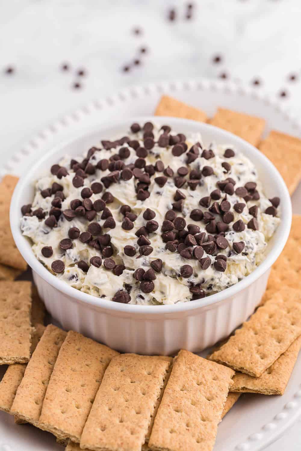 The dip surrounded by graham crackers.