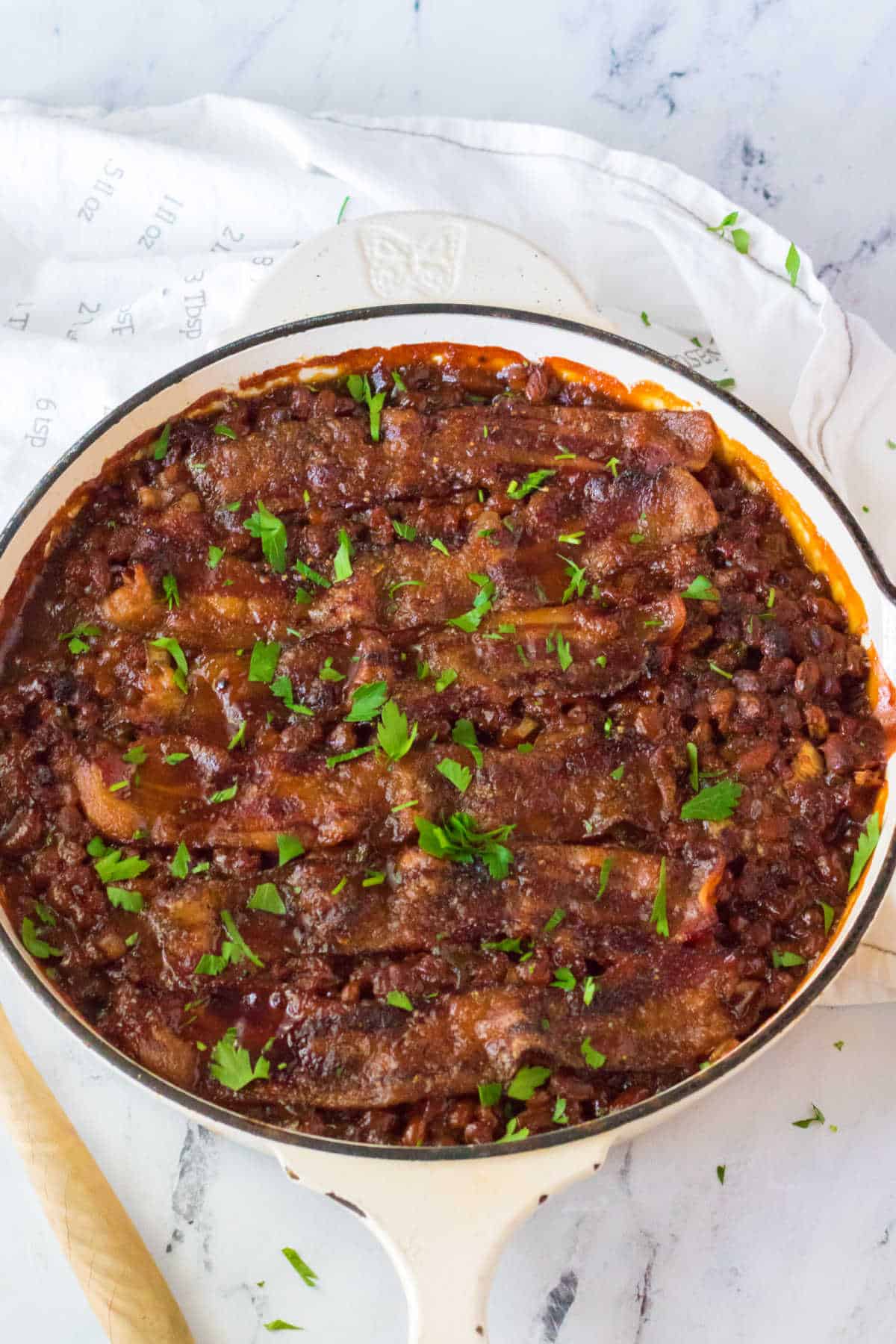 Baked beans with ground beef in a pot.