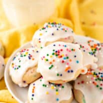 The cookies on a plate on a yellow linen.