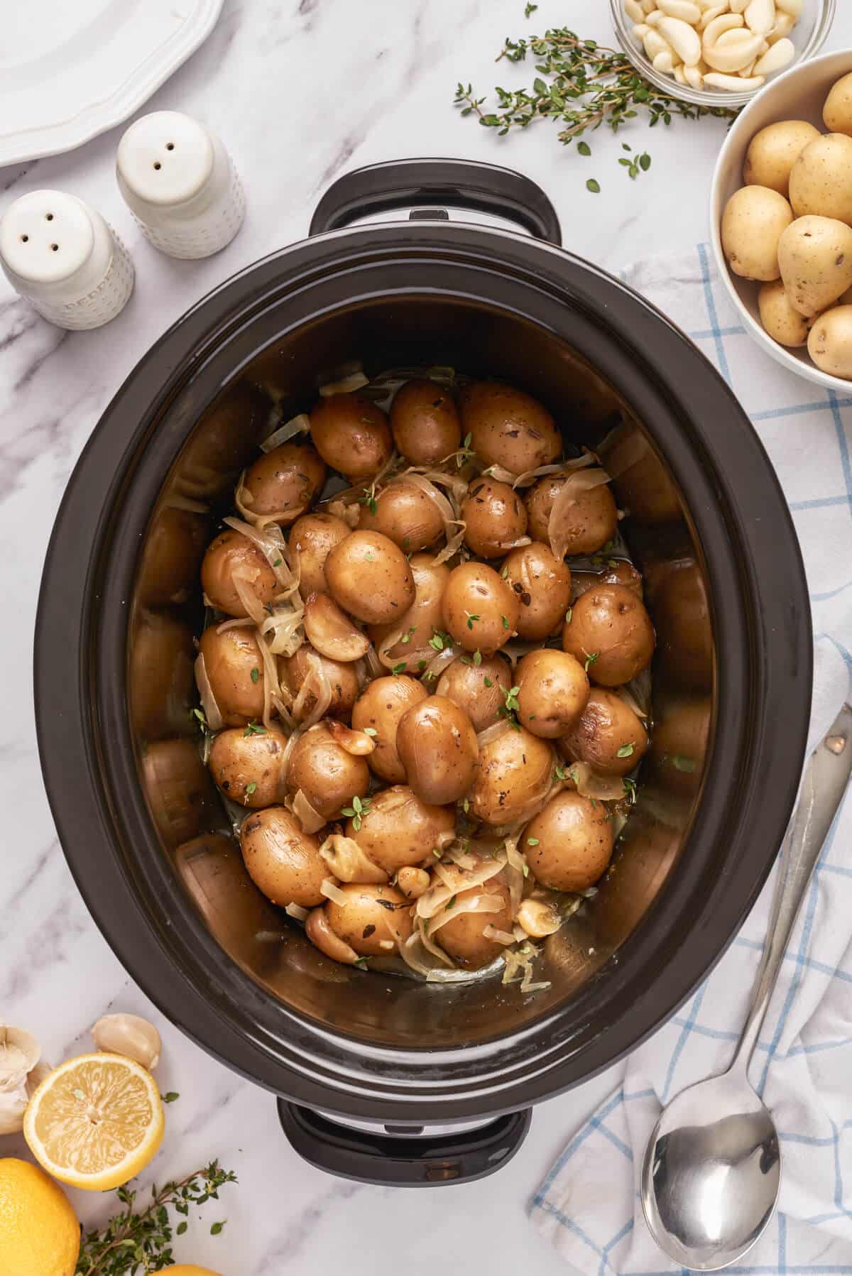 Garlic potatoes in a slow cooker.
